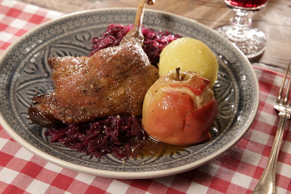 Knusprige Gänsekeulen mit Bratäpfeln