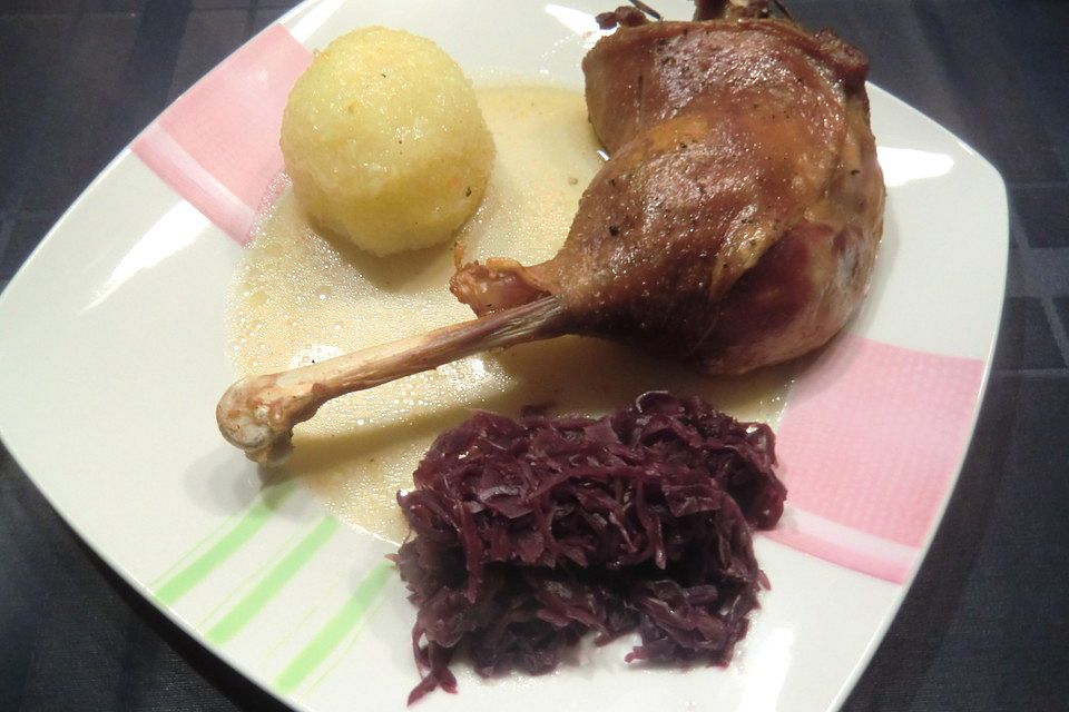 Knusprige Gänsekeulen mit Bratäpfeln