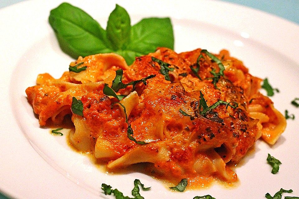 Bandnudelauflauf mit Putenfiletscheiben in Tomaten - Gorgonzola - Sauce und Mozzarella überbacken