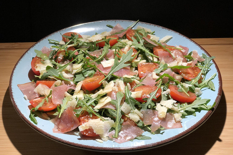 Tomaten - Rucola - Salat mit  Schinken und Parmesan