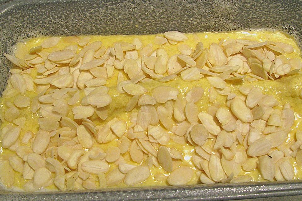 Mandelkuchen mit Marzipanfüllung