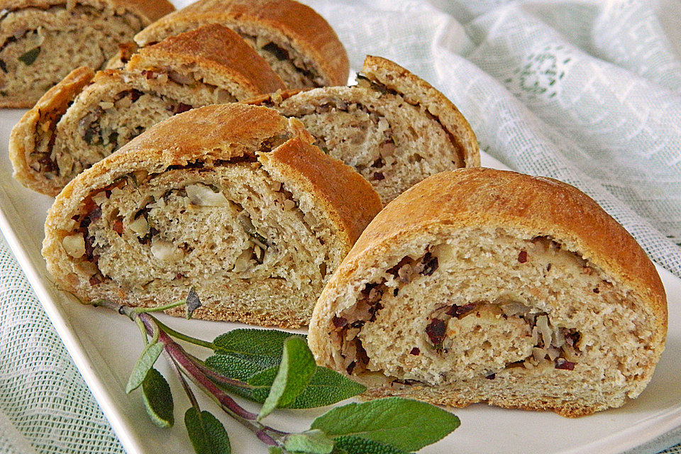 Nussbrot mit Zwiebeln und Salbei