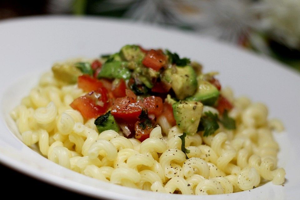 Pasta Mexicana mit Avocado-Tomaten-Sauce