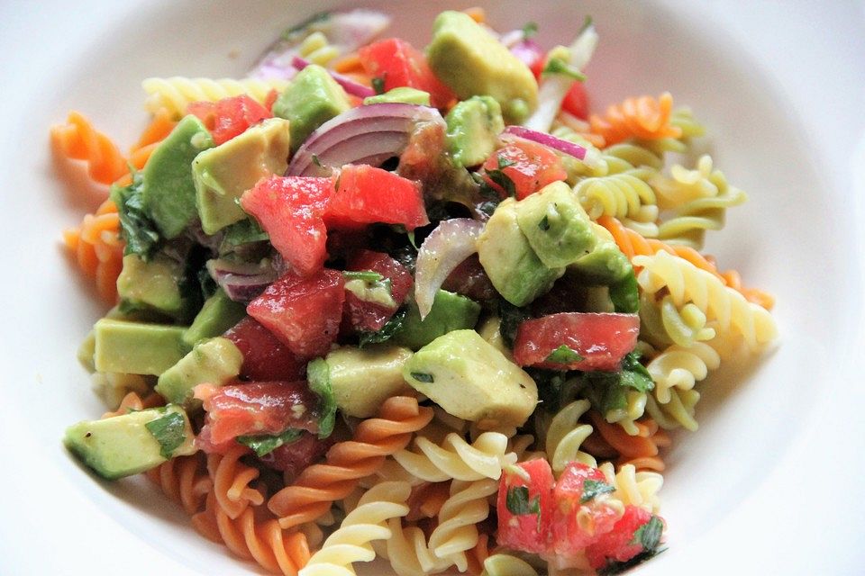 Pasta Mexicana mit Avocado-Tomaten-Sauce