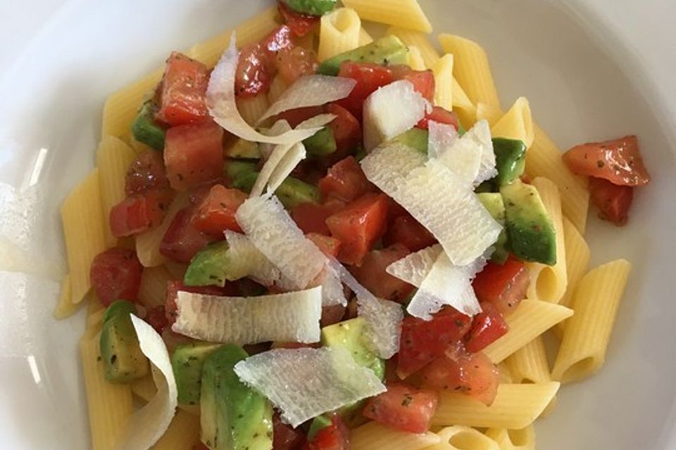 Pasta Mexicana mit Avocado-Tomaten-Sauce