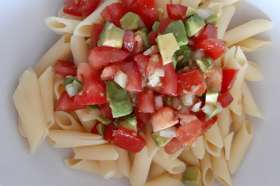 Pasta Mexicana mit Avocado-Tomaten-Sauce