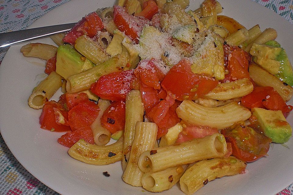 Pasta Mexicana mit Avocado-Tomaten-Sauce