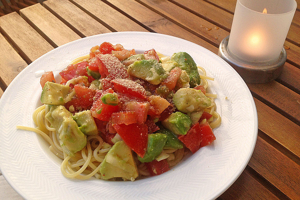 Pasta Mexicana mit Avocado-Tomaten-Sauce