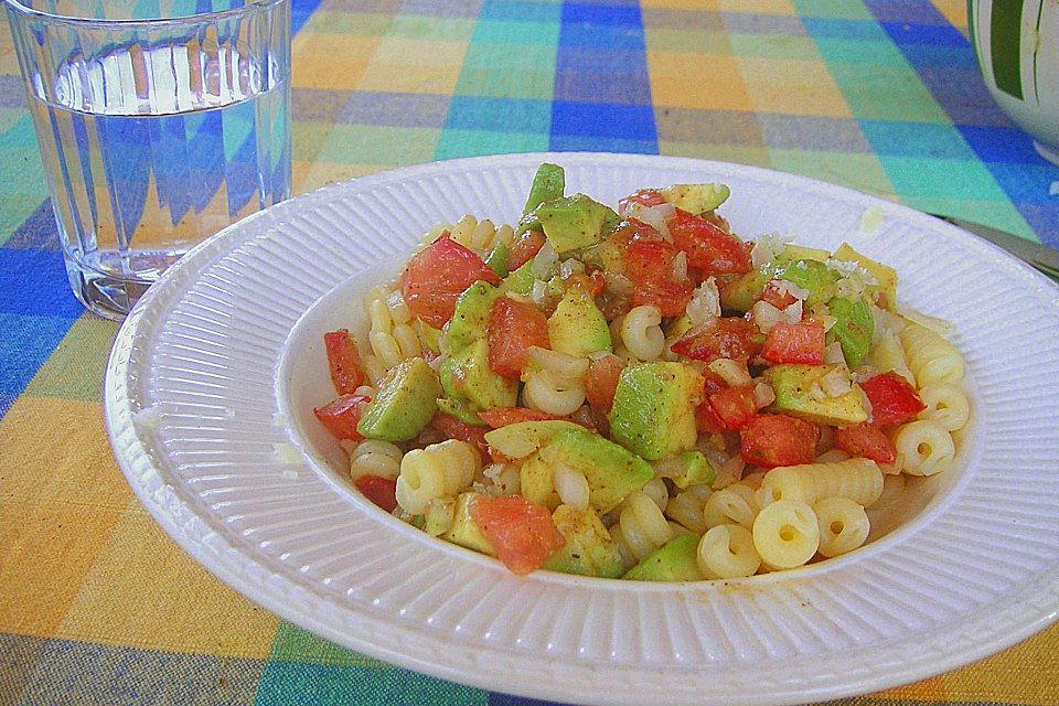 Pasta Mexicana mit Avocado-Tomaten-Sauce