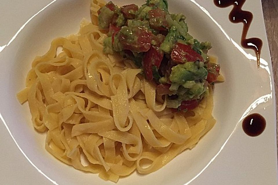 Pasta Mexicana mit Avocado-Tomaten-Sauce