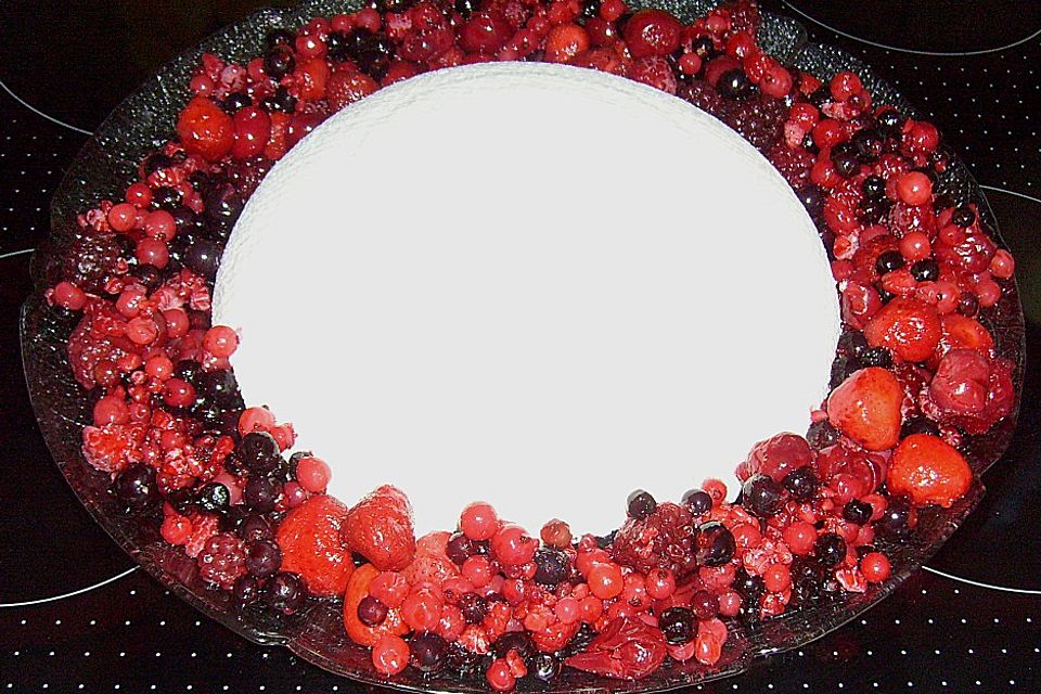 Joghurt - Sahne - Iglu an roten Beeren