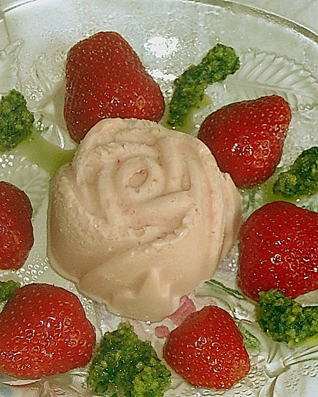 Erdbeerparfait mit süßem Basilikumpesto