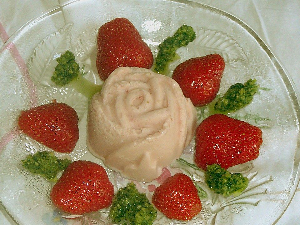 Erdbeerparfait mit süßem Basilikumpesto von Koelkast| Chefkoch
