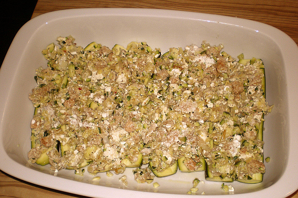 Gefüllte Zucchini mit Walnüssen Gefüllte Zucchini mit Walnüssen