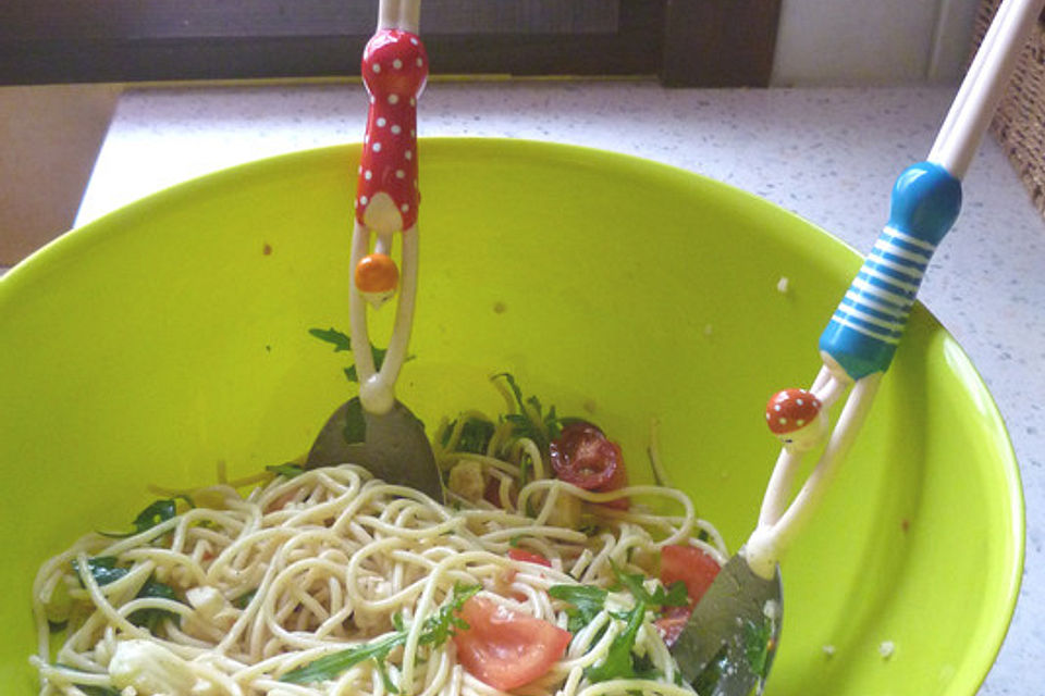 Italienischer Spaghettisalat mit Mozzarella