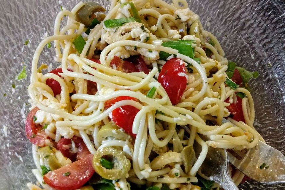 Italienischer Spaghettisalat mit Mozzarella