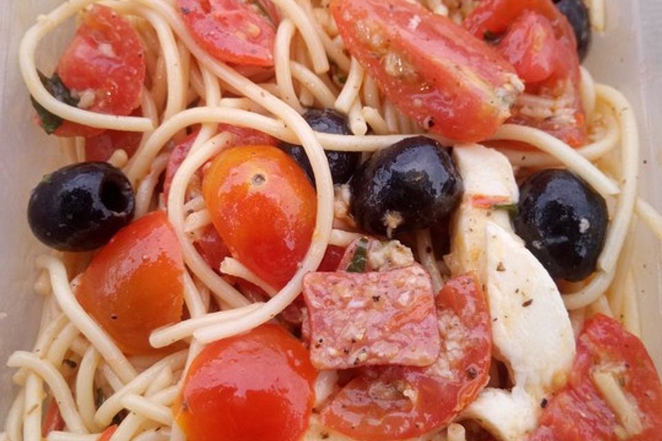 Italienischer Spaghettisalat mit Mozzarella