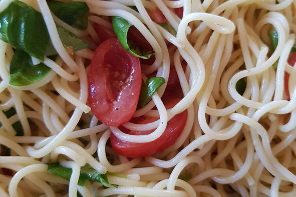 Italienischer Spaghettisalat mit Mozzarella