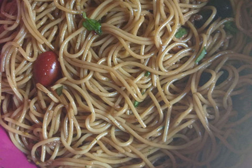 Italienischer Spaghettisalat mit Mozzarella