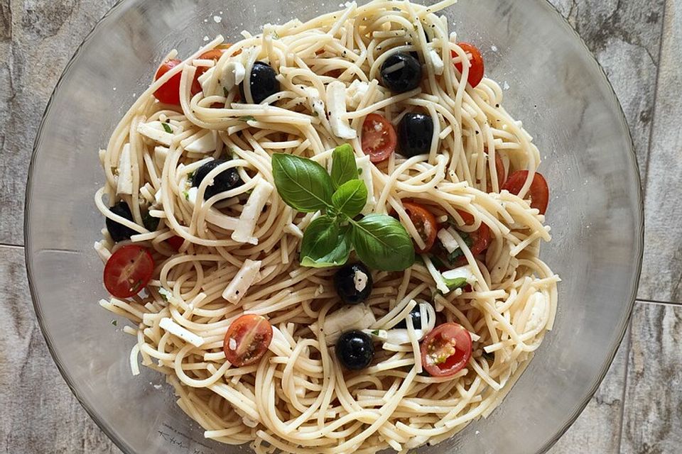 Italienischer Spaghettisalat mit Mozzarella