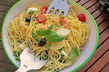 Italienischer Spaghettisalat mit Mozzarella
