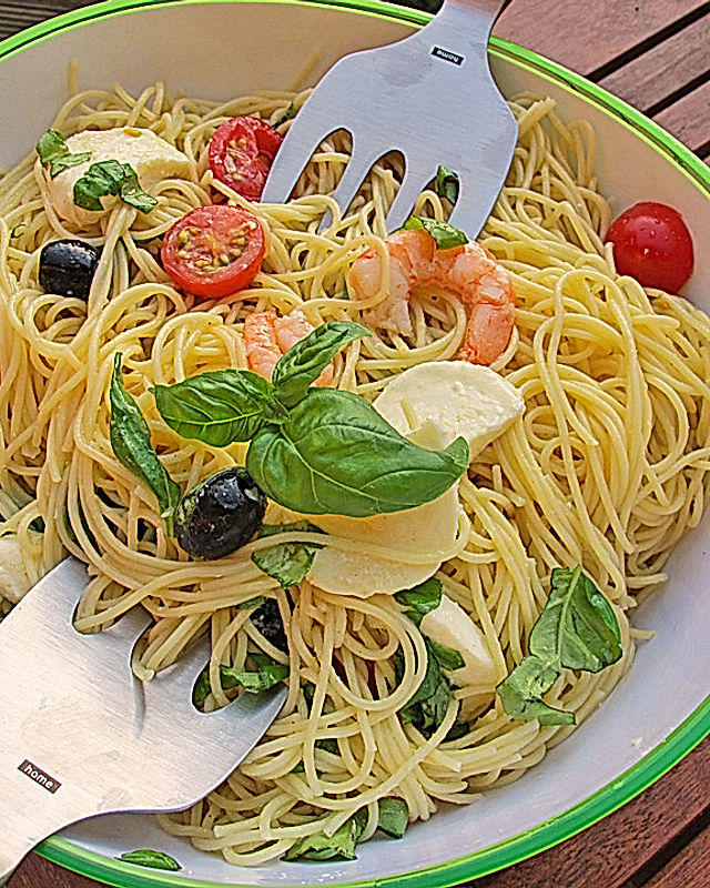 Italienischer Spaghettisalat mit Mozzarella