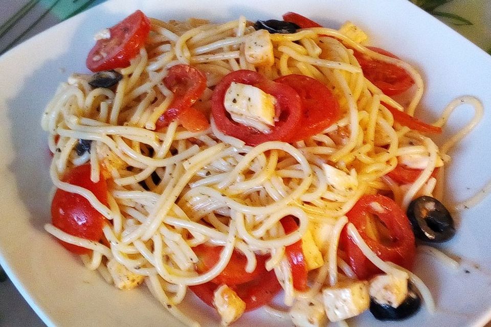 Italienischer Spaghettisalat mit Mozzarella