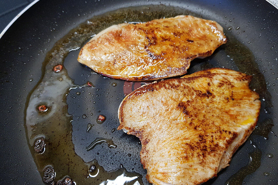 Scharfe Putenschnitzel mit Salzkartoffeln