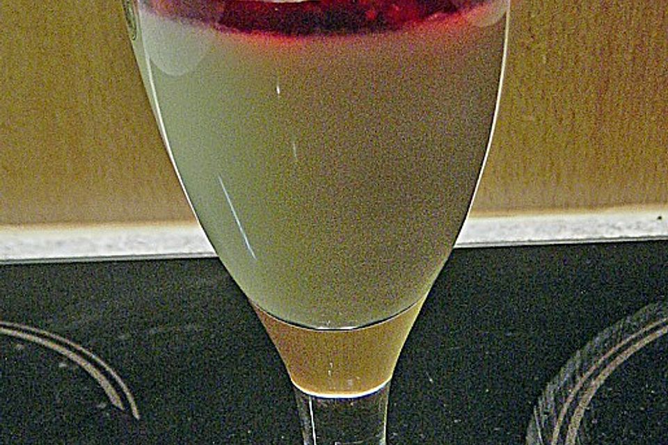 Marzipancreme auf Beerencoktail