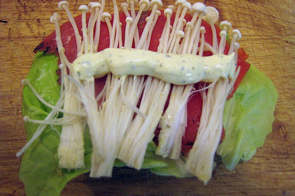 Ciabatta mit Graved Lachs und Enokipilzen