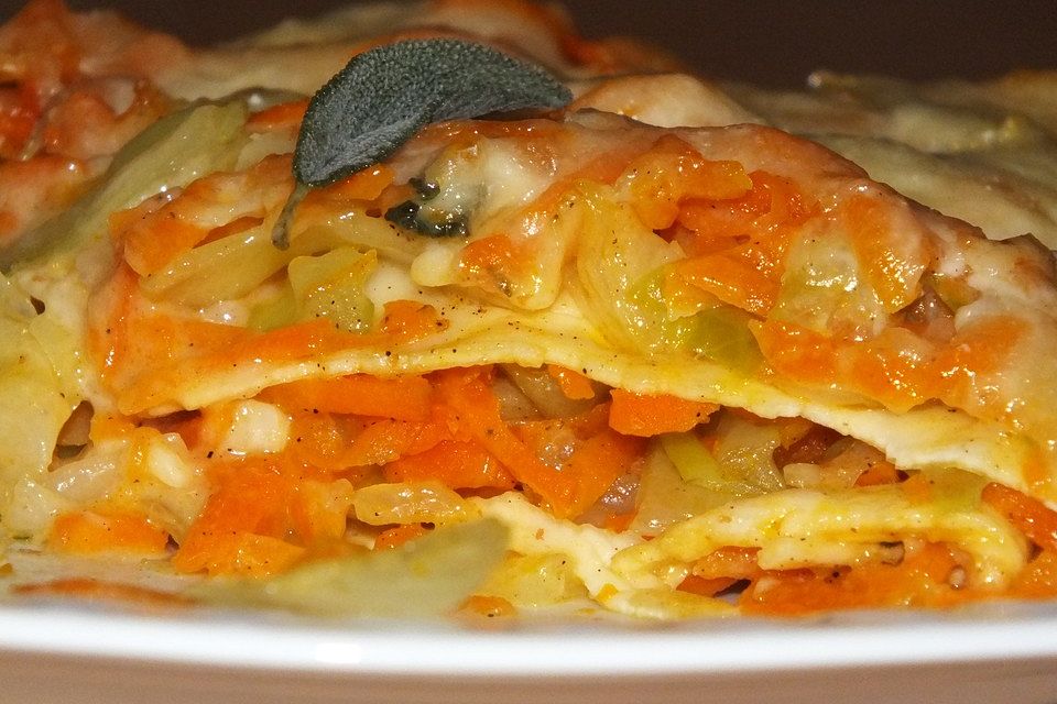 Wunderbare Spitzkohl-Möhren-Lasagne mit Salbei und Muskat