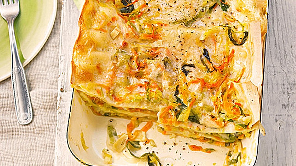 Wunderbare Spitzkohl-Möhren-Lasagne mit Salbei und Muskat von etikette-image