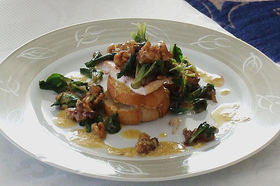 Türmchen von gegrilltem Lachs und gebratenem Feldsalat