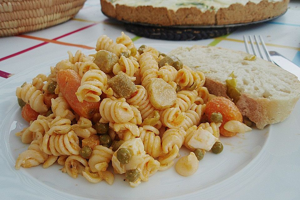 Nudelsalat mit Brunch Paprika-Peperoni