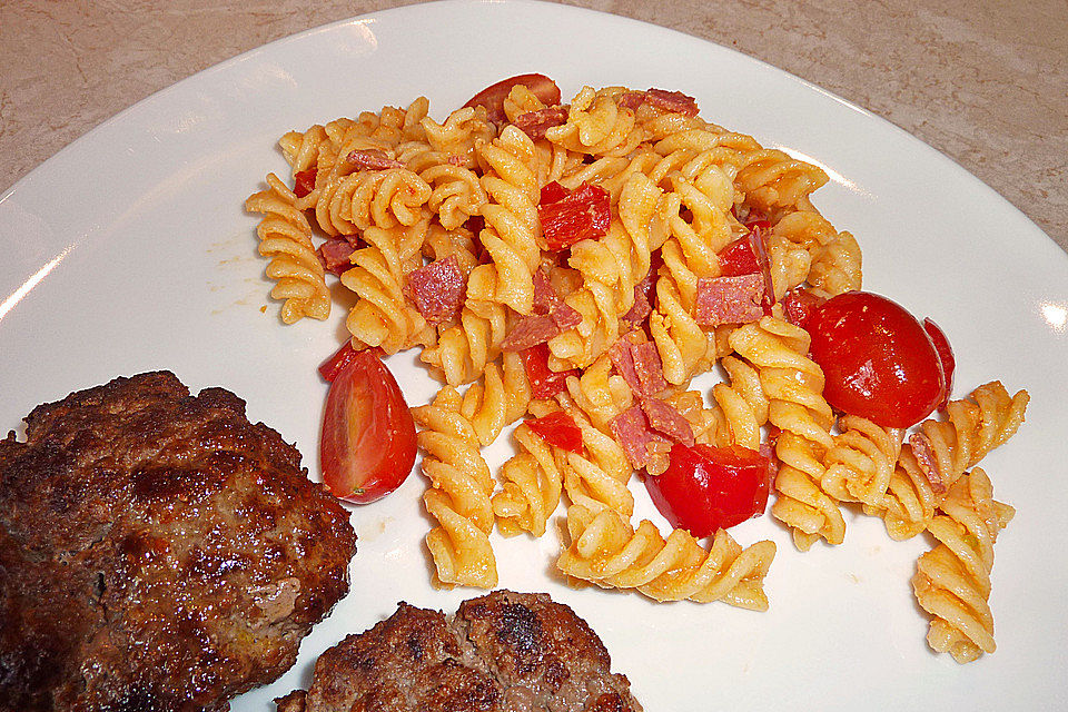 Nudelsalat mit Brunch Paprika-Peperoni