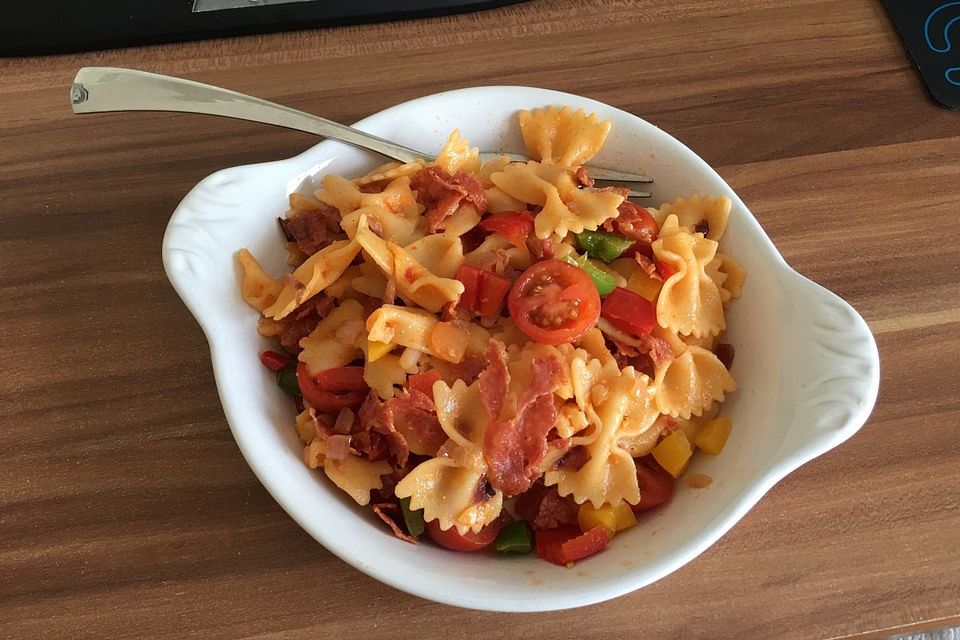 Nudelsalat mit Brunch Paprika-Peperoni