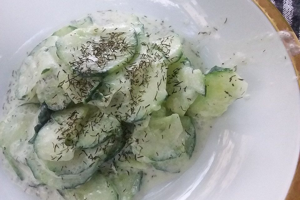 Schmand - Gurkensalat mit Dill