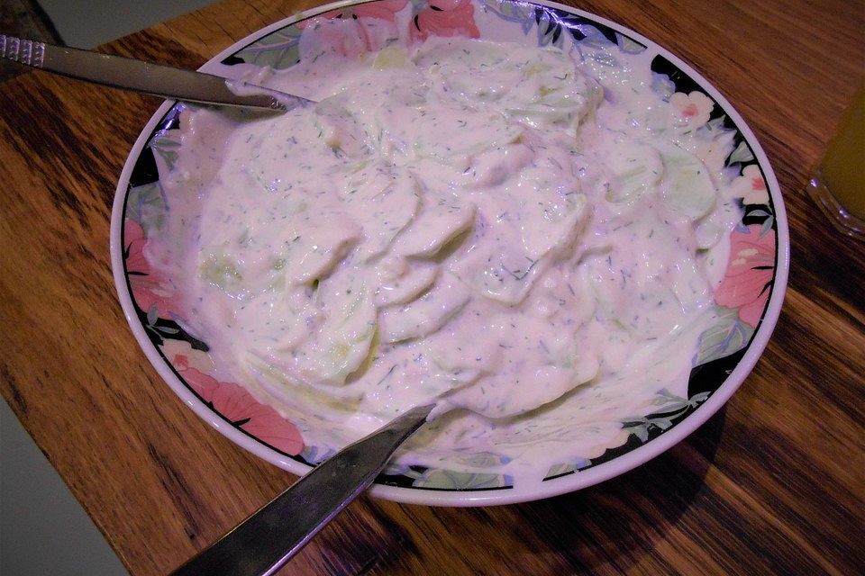 Schmand - Gurkensalat mit Dill