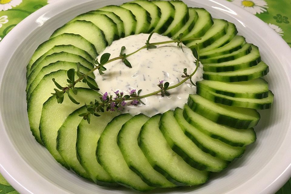 Schmand - Gurkensalat mit Dill