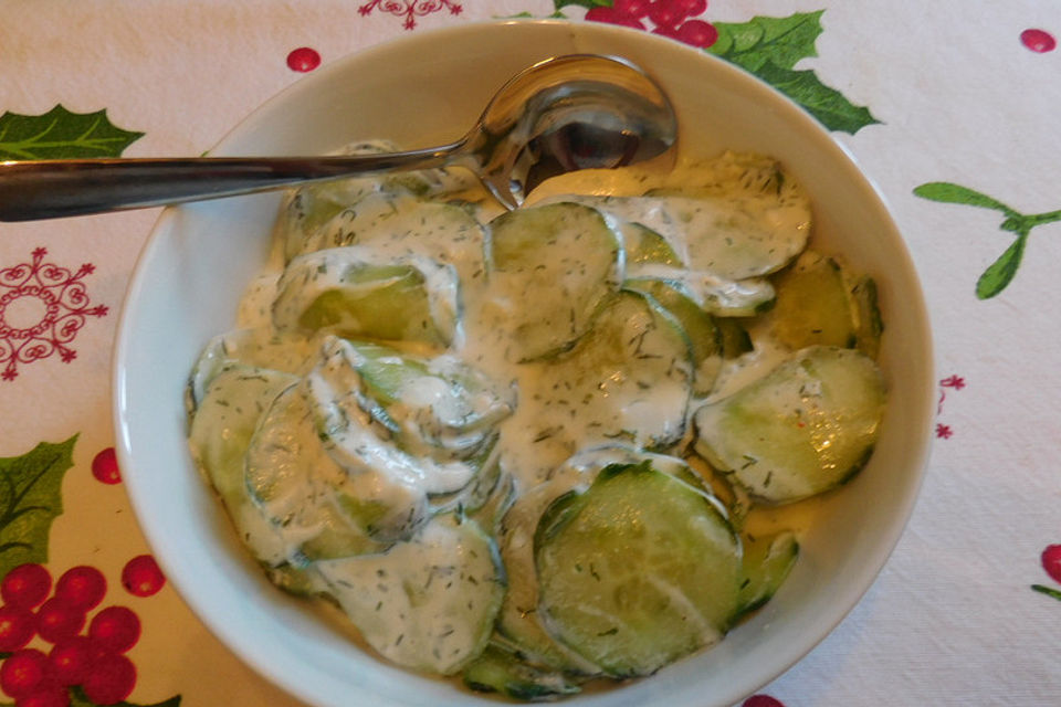 Schmand - Gurkensalat mit Dill