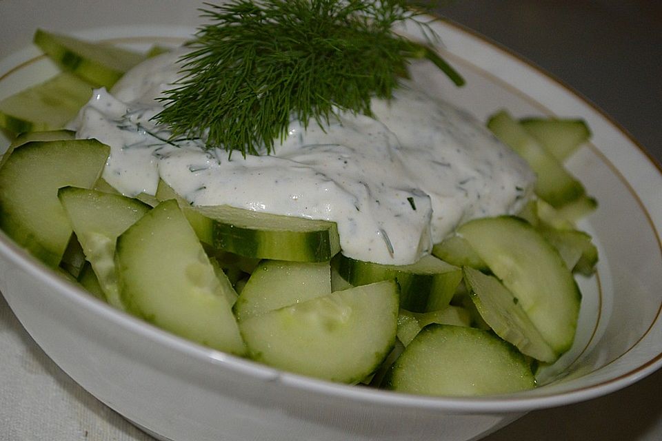 Schmand - Gurkensalat mit Dill