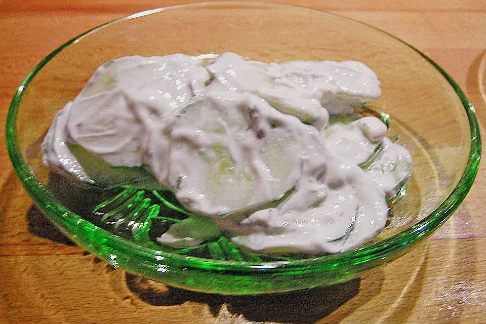 Schmand - Gurkensalat mit Dill