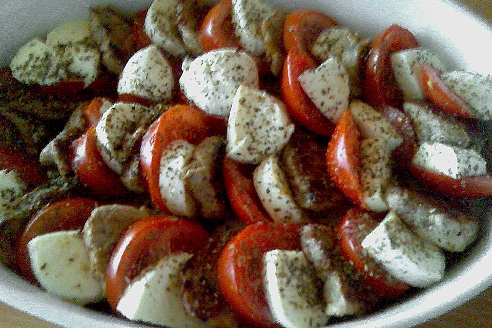 Tomaten-Mozzarella-Gratin mit Schweinemedaillons