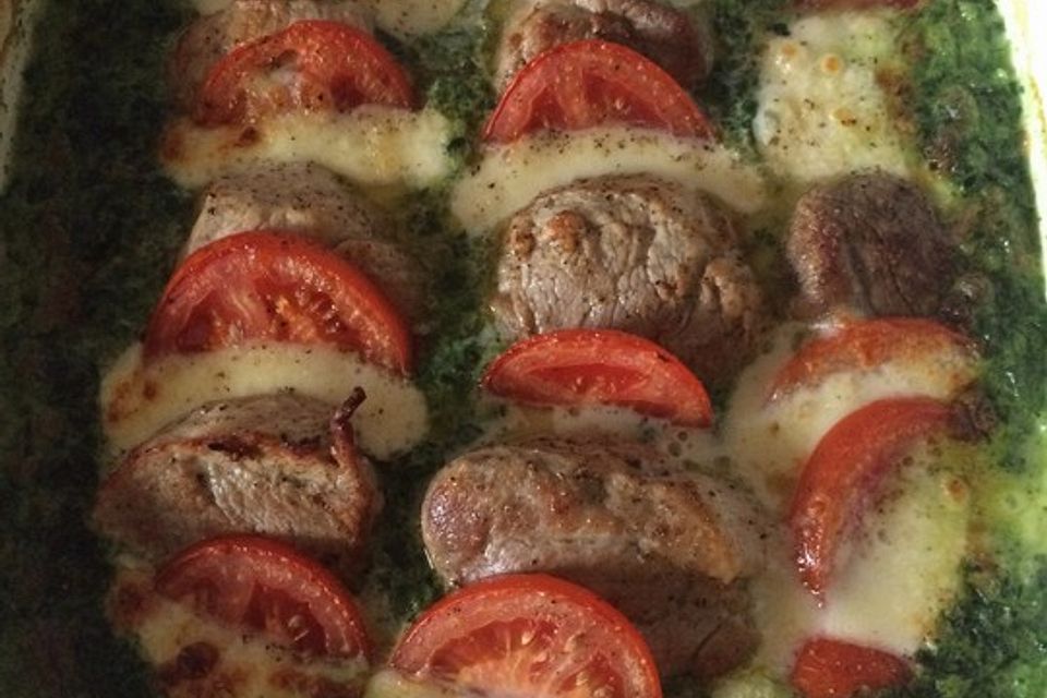 Tomaten-Mozzarella-Gratin mit Schweinemedaillons