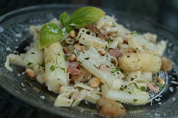 Farfalle - Salat mit Spargel, Schinken, Champignons, Pinienkernen, Parmesan