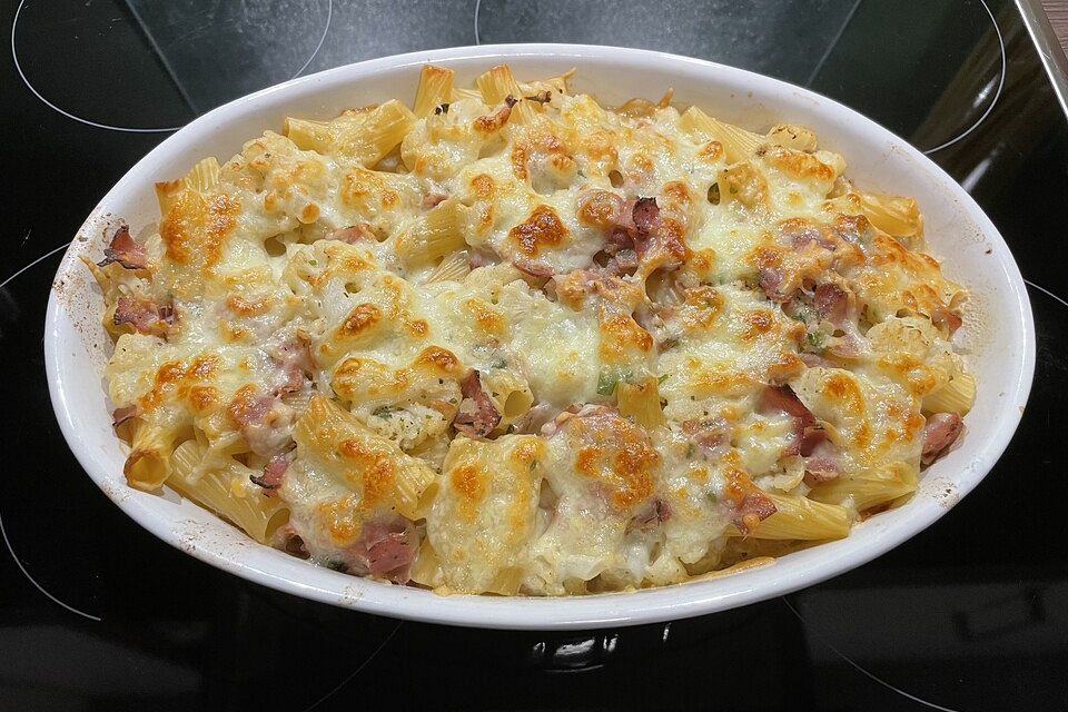 Blumenkohl-Pasta-Auflauf mit Schinkenwürfeln