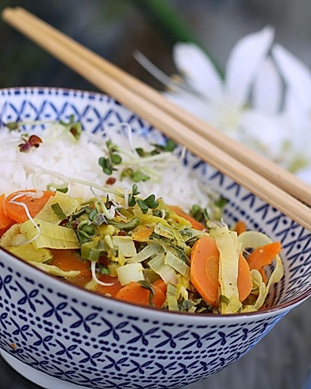 Lauch-Karotten-Gericht nach Thai-Art