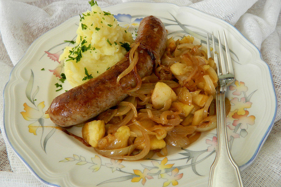 Bratwurst mit Apfel- und Zwiebelgemüse