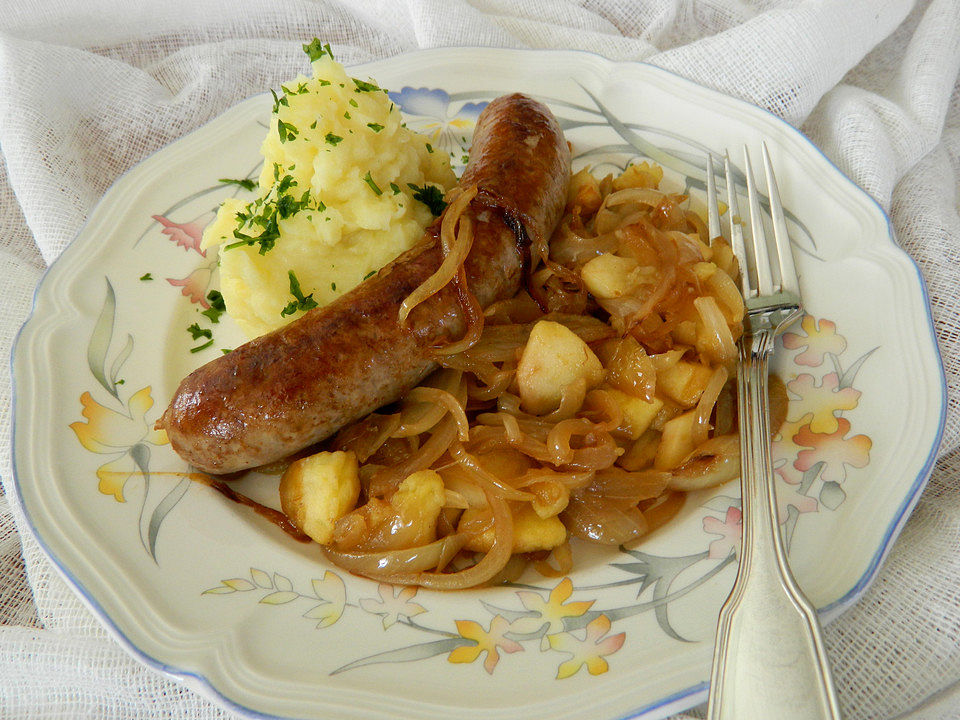 Bratwurst mit Apfel- und Zwiebelgemüse von Jona13| Chefkoch