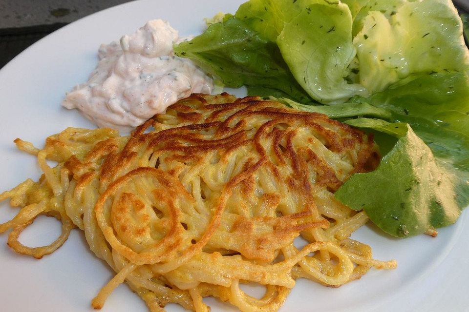 Spaghettipuffer mit Kräuterquark